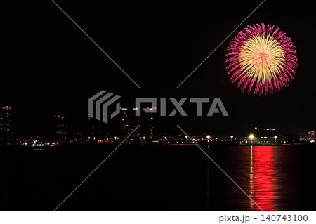 夜空に咲く色鮮やかな花火と港の夜景 夜空に咲く色鮮やかな花火と港の夜景 140743100