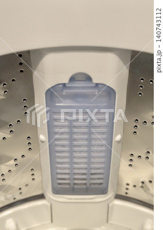 ステンレス槽の縦型洗濯機の中についている糸くずフィルター ステンレス槽の縦型洗濯機の中についている糸くずフィルター 140743112