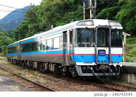 【JR四国】キハ185系3100番台（愛ある伊予灘線：伊予上灘駅） 140743595