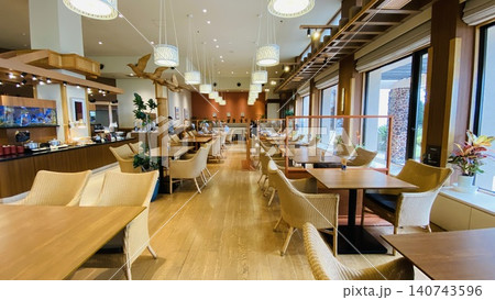 明るいレストランの広々とした店内 明るいレストランの広々とした店内 140743596