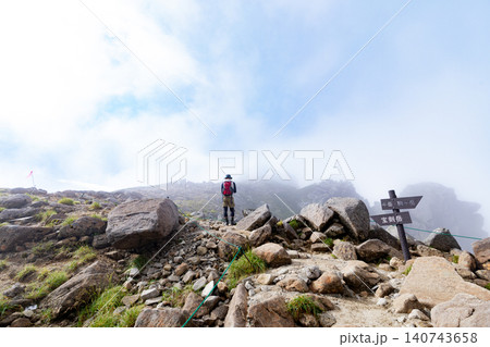 【木曽駒ケ岳】乗越浄土から宝剣岳へ向かう登山道 【木曽駒ケ岳】乗越浄土から宝剣岳へ向かう登山道 140743658