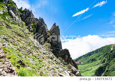 千畳敷カールの絶景 登山道から見下ろす眺望と天狗岩 千畳敷カールの絶景 登山道から見下ろす眺望と天狗岩 140743671