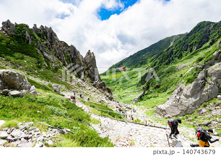 千畳敷カールの絶景 登山道から見下ろす眺望と天狗岩 千畳敷カールの絶景 登山道から見下ろす眺望と天狗岩 140743679