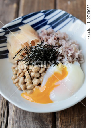 温玉と新生姜の甘酢漬けをトッピングした十六穀米の納豆ごはん 温玉と新生姜の甘酢漬けをトッピングした十六穀米の納豆ごはん 140743689