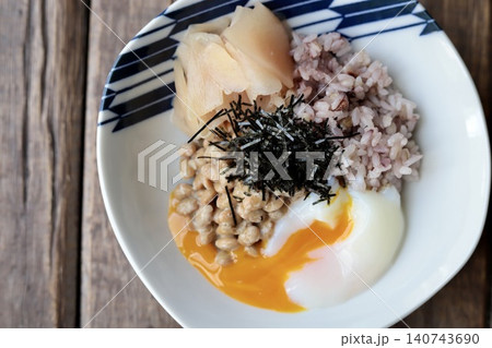 温玉と新生姜の甘酢漬けをトッピングした十六穀米の納豆ごはん 140743690