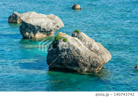 宮古島・平安名崎 青い海に佇む苔むした珊瑚岩礁 宮古島・平安名崎 青い海に佇む苔むした珊瑚岩礁 140743742