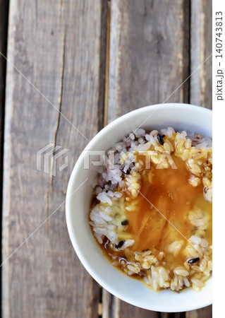 十六穀ご飯の卵かけご飯 醤油を混ぜた生卵をかけた雑穀ご飯 十六穀ご飯の卵かけご飯 醤油を混ぜた生卵をかけた雑穀ご飯 140743813
