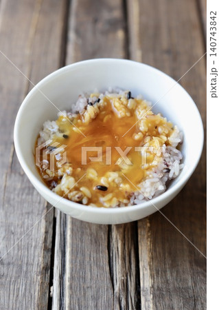 十六穀ご飯の卵かけご飯 醤油を混ぜた生卵をかけた雑穀ご飯 十六穀ご飯の卵かけご飯 醤油を混ぜた生卵をかけた雑穀ご飯 140743842