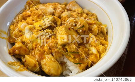 親子丼 ご飯の上に鶏肉と卵のどんぶり 140743869