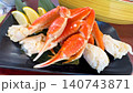 お皿に盛りつけられた蟹　大皿に盛られた茹でガニの脚と爪の和食料理 140743871