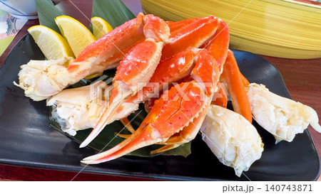 お皿に盛りつけられた蟹 大皿に盛られた茹でガニの脚と爪の和食料理 お皿に盛りつけられた蟹 大皿に盛られた茹でガニの脚と爪の和食料理 140743871