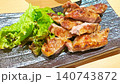 香ばしく焼かれたおいしそうな鶏肉のグリルステーキ 140743872