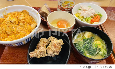 定食セット・親子丼と唐揚げと味噌汁 定食セット・親子丼と唐揚げと味噌汁 140743950