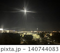 夜の観覧車から眺めた夜景と輝く月 140744083
