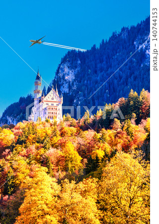 紅葉の美しいノイシュバンシュタイン城の絶景 紅葉の美しいノイシュバンシュタイン城の絶景 140744153