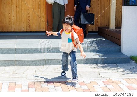 出掛ける家族、登校する小学生 出掛ける家族、登校する小学生 140744289