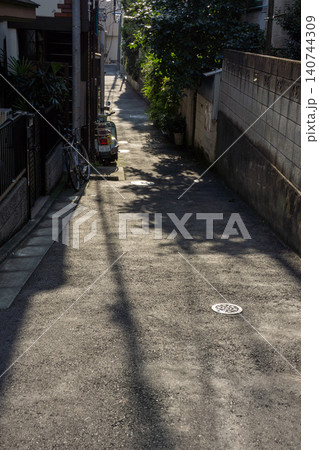 バイクが止めてある路地 140744309