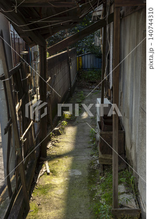 庇がある細い路地 140744310