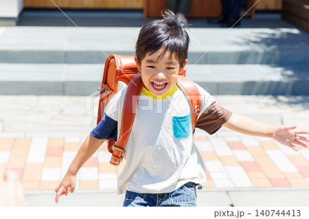 出掛ける家族、登校する小学生 出掛ける家族、登校する小学生 140744413