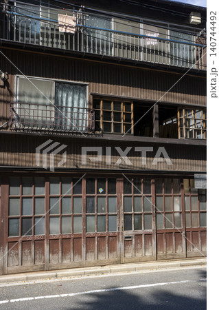 木造三階建ての硝子格子の古い民家 木造三階建ての硝子格子の古い民家 140744492