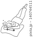 うつ伏せでリラックスする女性 140744511