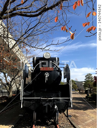 松任駅前に静態保存された国鉄D51形蒸気機関車822号機の正面と紅葉 松任駅前に静態保存された国鉄D51形蒸気機関車822号機の正面と紅葉 140744842