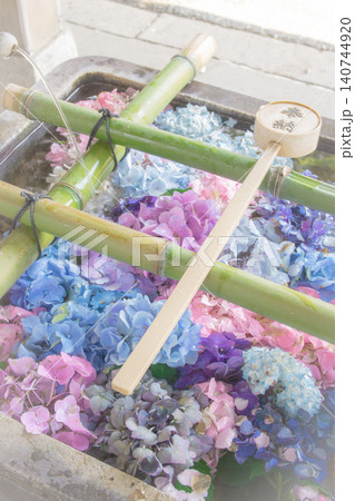 色鮮やかな紫陽花が敷き詰められた美しい花手水 色鮮やかな紫陽花が敷き詰められた美しい花手水 140744920
