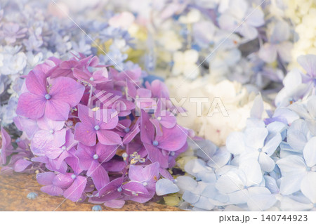 色鮮やかな紫陽花が敷き詰められた美しい花手水 色鮮やかな紫陽花が敷き詰められた美しい花手水 140744923