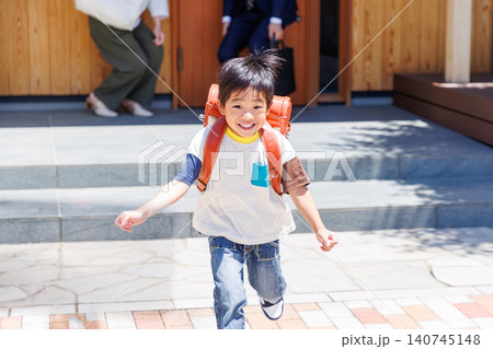 出掛ける家族、登校する小学生 140745148