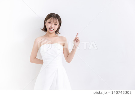 指差しポーズをする可愛い花嫁 指差しポーズをする可愛い花嫁 140745305
