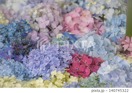色鮮やかな紫陽花が敷き詰められた美しい花手水 色鮮やかな紫陽花が敷き詰められた美しい花手水 140745322