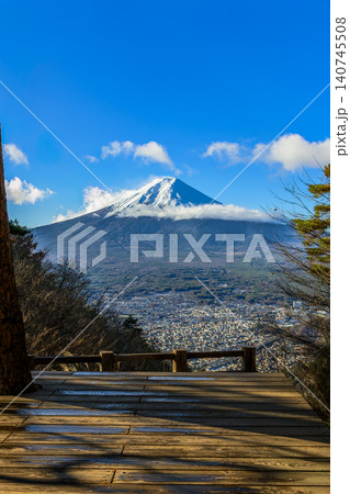 新倉山・御殿の展望デッキから見る富士山 新倉山・御殿の展望デッキから見る富士山 140745508