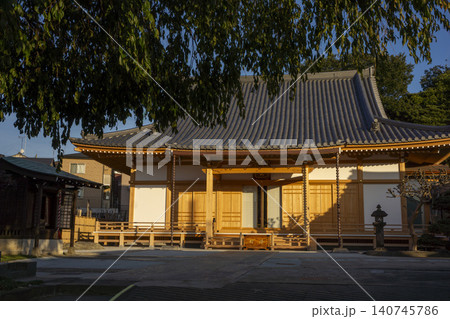 西日を受ける本堂・台東区長明寺 西日を受ける本堂・台東区長明寺 140745786