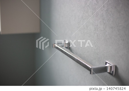水色の壁に設置されたトイレの手すり 水色の壁に設置されたトイレの手すり 140745824