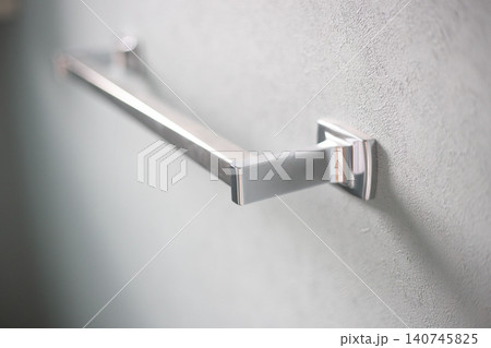 水色の壁に設置されたトイレのタオル掛け 水色の壁に設置されたトイレのタオル掛け 140745825