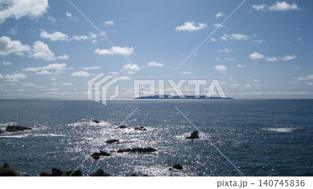 夏の青空と光り輝く青い海と粟島 夏の青空と光り輝く青い海と粟島 140745836
