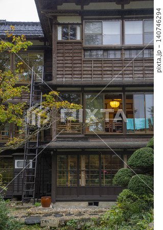 木造三階建ての格子の古い旅館・越後長野温泉 木造三階建ての格子の古い旅館・越後長野温泉 140746294