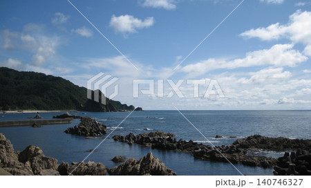 海に突き出る蓬莱山と奇岩と景勝地の笹川流れの海風景 海に突き出る蓬莱山と奇岩と景勝地の笹川流れの海風景 140746327