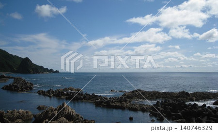 海に突き出る蓬莱山と奇岩と景勝地の笹川流れの海風景 140746329
