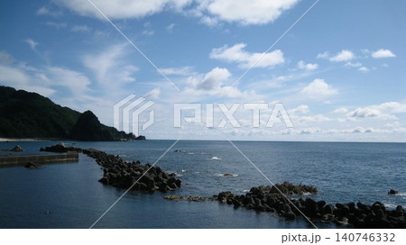 海に突き出る蓬莱山と奇岩と景勝地の笹川流れの海風景 海に突き出る蓬莱山と奇岩と景勝地の笹川流れの海風景 140746332