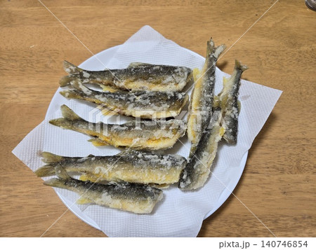 家庭料理 揚げたてでカラッと美味しい生の鮎の唐揚げ 家庭料理 揚げたてでカラッと美味しい生の鮎の唐揚げ 140746854