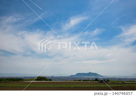 夏空に伸びる航跡と函館の街 夏空に伸びる航跡と函館の街 140746857
