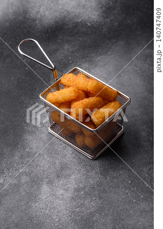 Mozzarella cheese sticks, breaded and fried with salt and tomato sauce, for takeaway. Cheese sticks 140747409