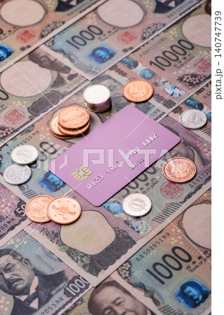 A credit card for contactless cashless payments via a terminal or online. A credit card 140747739