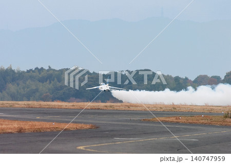 航空自衛隊T-4ブルーインパルスのローアングルテイクオフ 航空自衛隊T-4ブルーインパルスのローアングルテイクオフ 140747959