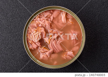 Fish, canned tuna chunks in brine for sandwiches and salads. Canned tuna Fish, canned tuna chunks in brine for sandwiches and salads. Canned tuna 140748003