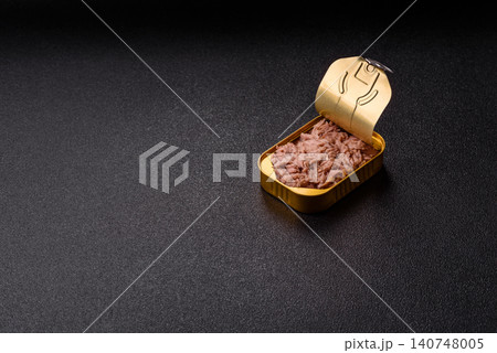 Fish, canned tuna chunks in brine for sandwiches and salads. Canned tuna 140748005