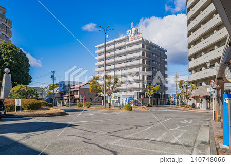 晴れた日のJR焼津駅北口の風景(静岡県) 晴れた日のJR焼津駅北口の風景(静岡県) 140748066