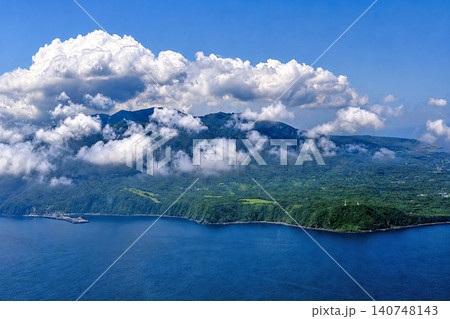 伊豆大島北側 岡田港と三原山 伊豆大島北側 岡田港と三原山 140748143