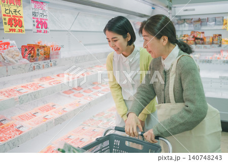 supermarket 140748243
